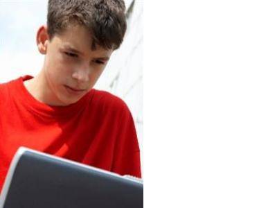 Dečko na samostojnem računalniku